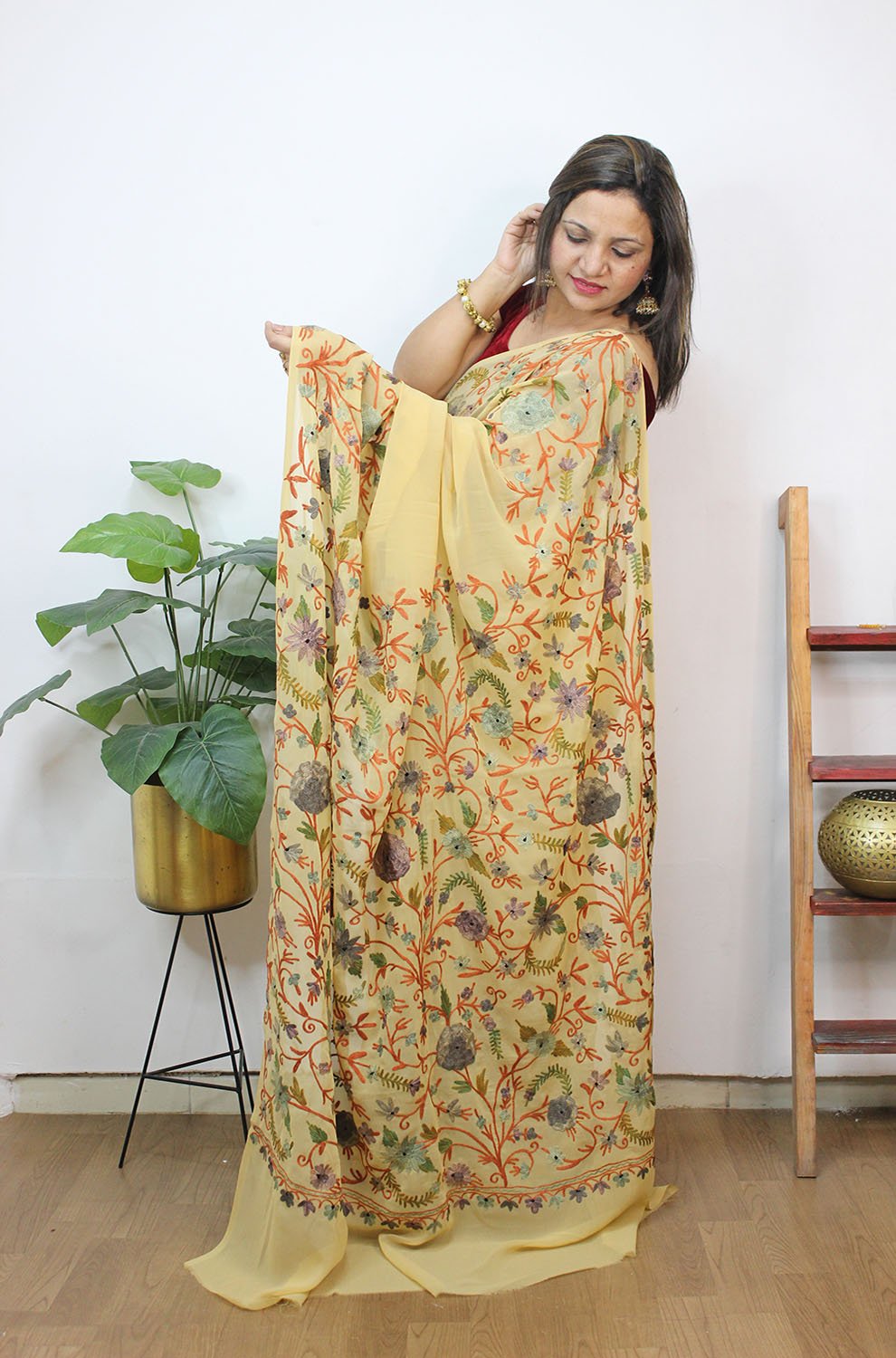 Kashmiri Aari Embroidery Georgette Saree in sold Cream with Floral Motifs | Shobitam Saree