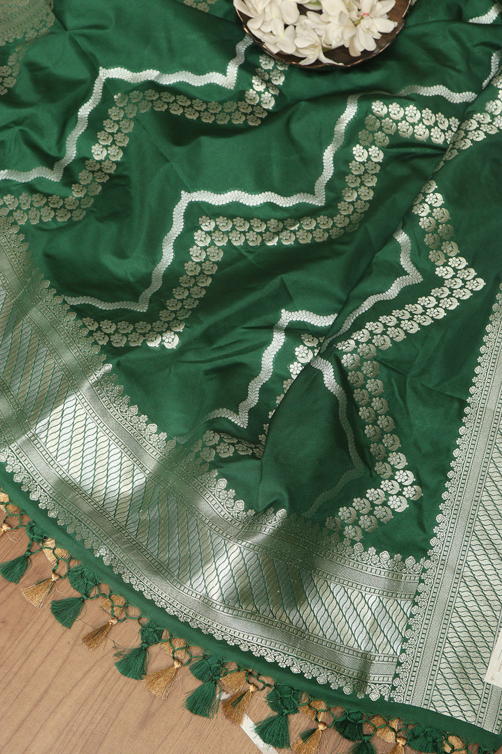 Stunning Green Banarasi Silk Dupatta - Elegant and Luxurious - Luxurion World