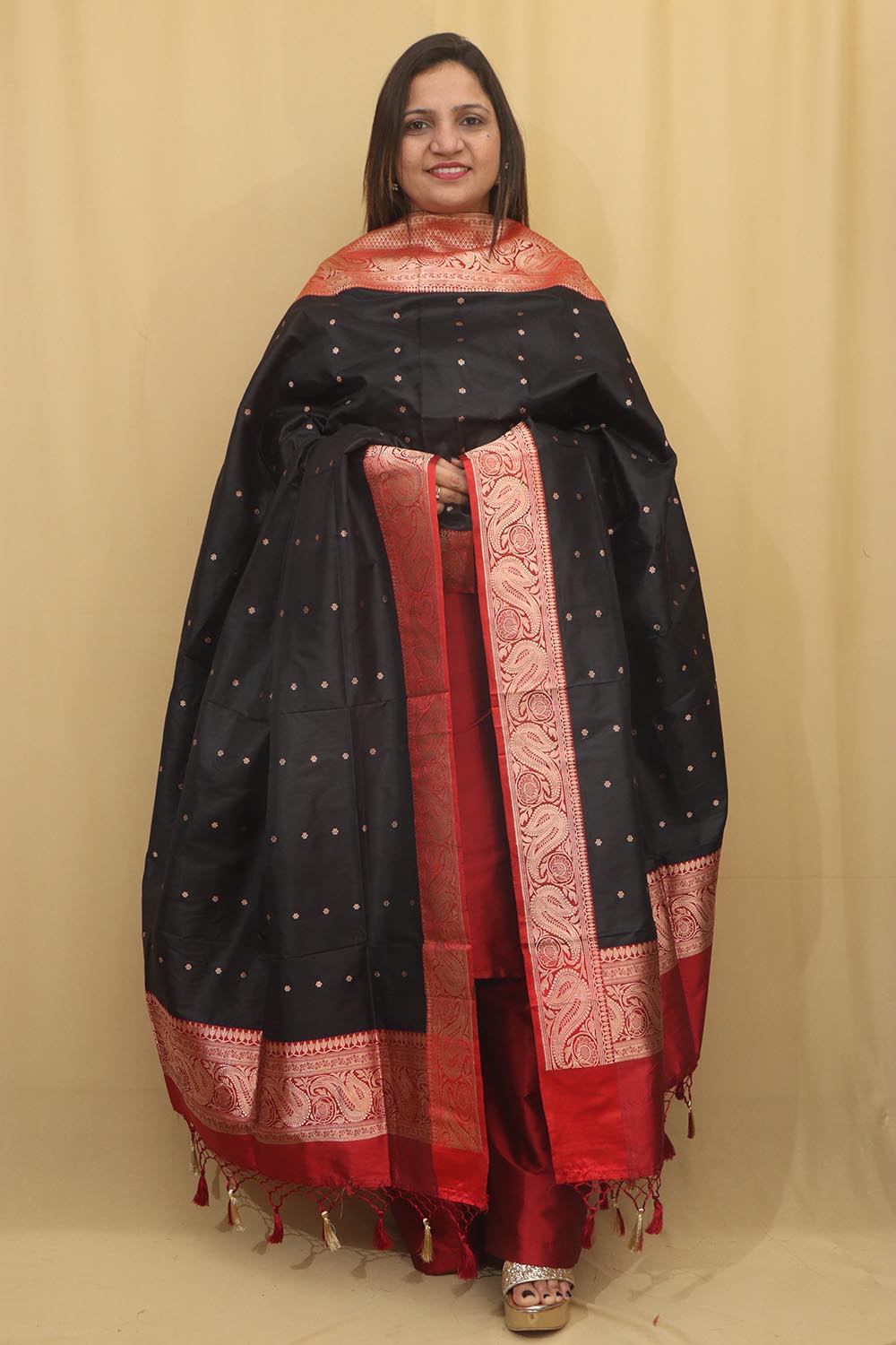 Exquisite Black Handloom Banarasi Pure Katan Silk Dupatta - Luxurion World