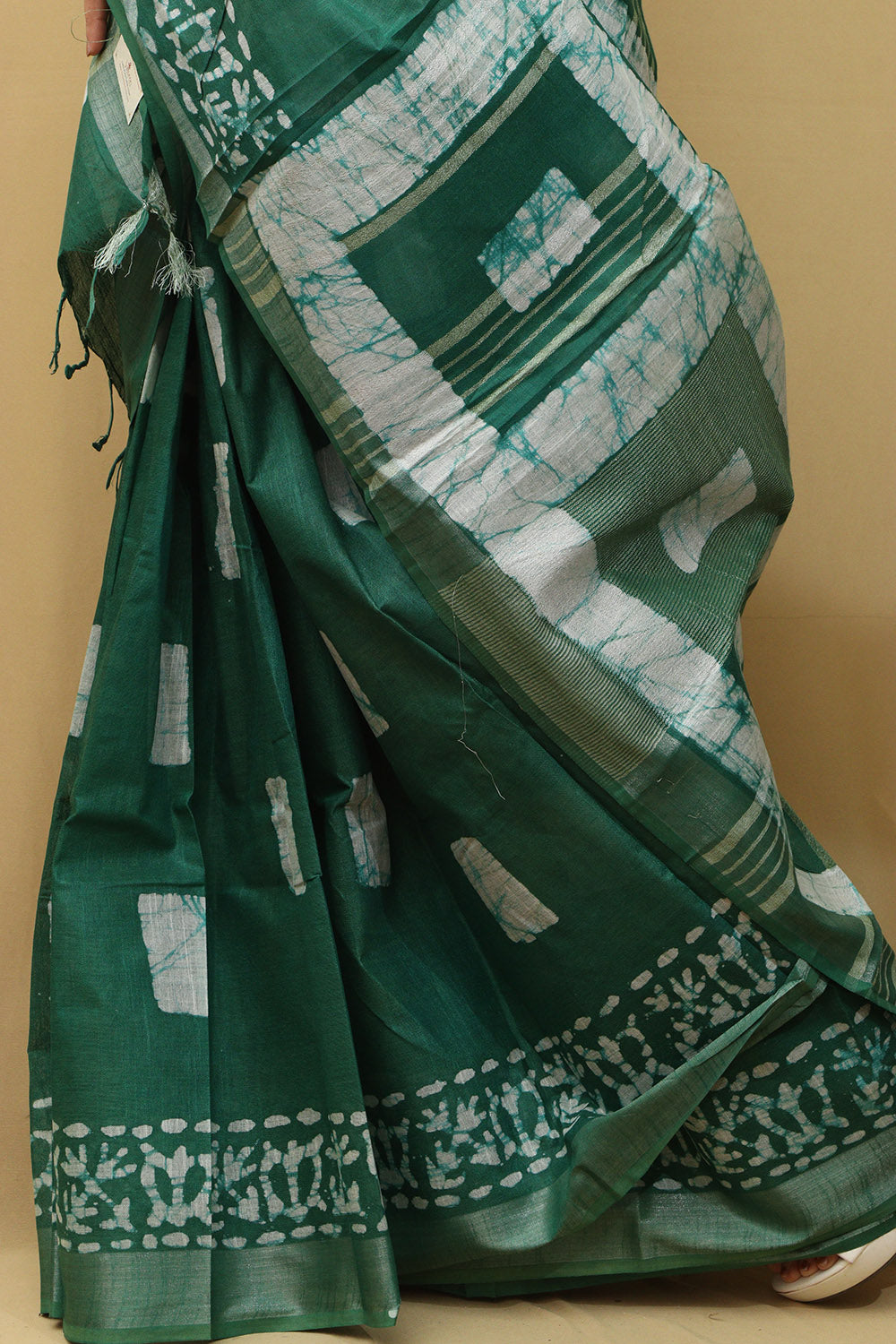 Stunning Green Bhagalpur Linen Saree - Elegant and Timeless - Luxurion World