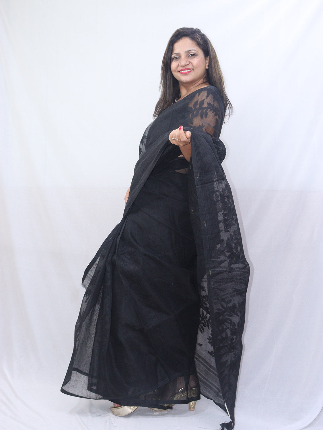 Look astounding as you wear this Black color Dhakai Jamdani Saree. The  beautiful tant (cotton) fabric of the … | Dhakai jamdani saree, Jamdani  saree, Stylish sarees