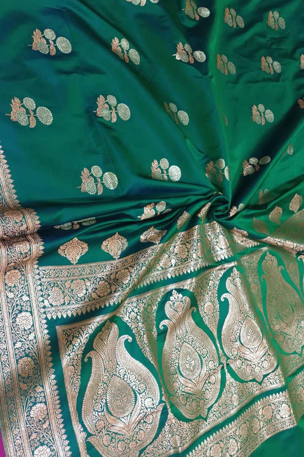 Exquisite Green Banarasi Silk Saree - Timeless Elegance - Luxurion World