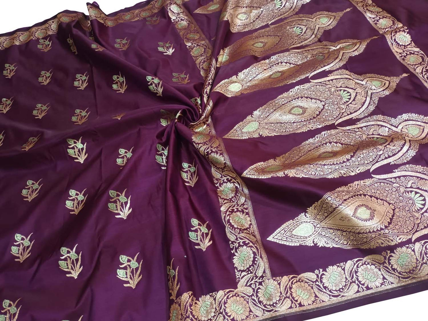 Elegant Purple Banarasi Silk Saree: Traditional Beauty - Luxurion World