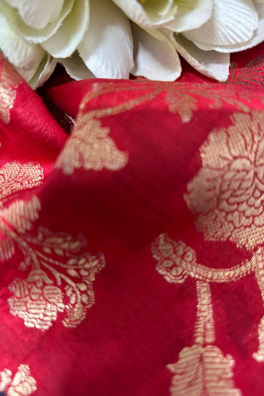 Elegant Red Banarasi Handloom Chiniya Silk Fabric ( 2.5 Mtr ) - Luxurion World