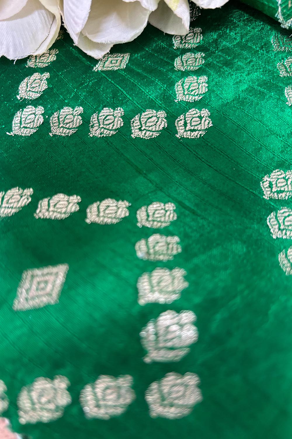 Green Banarasi Handloom Pure Silk Fabric ( 2.5 Mtr ) - Luxurion World