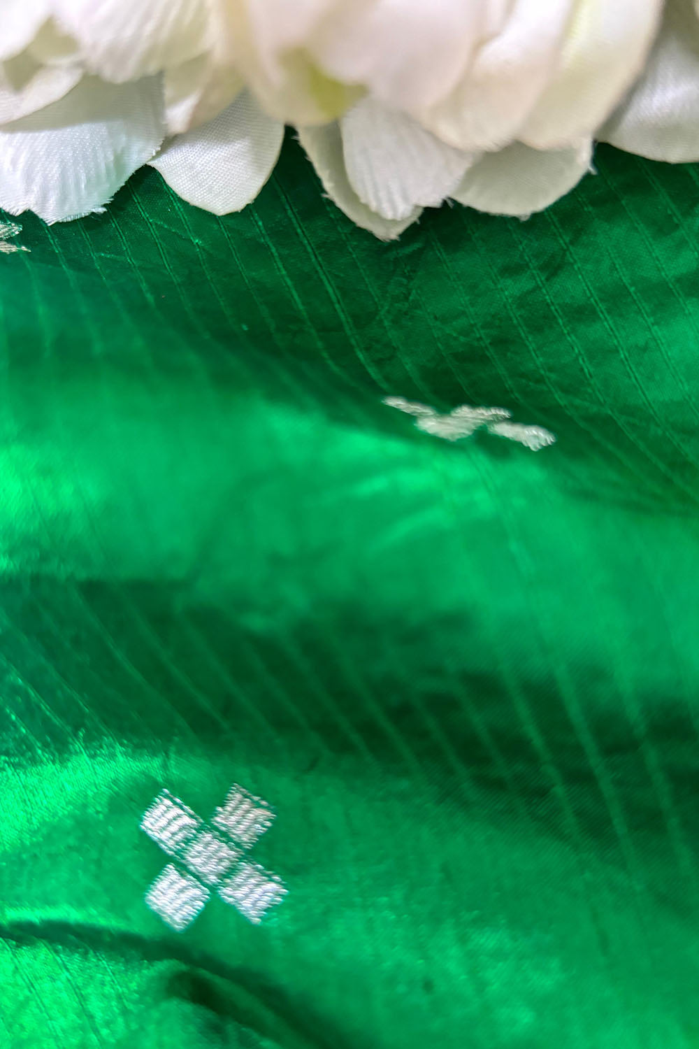 Green Banarasi Handloom Pure Silk Fabric ( 2.5 Mtr ) - Luxurion World