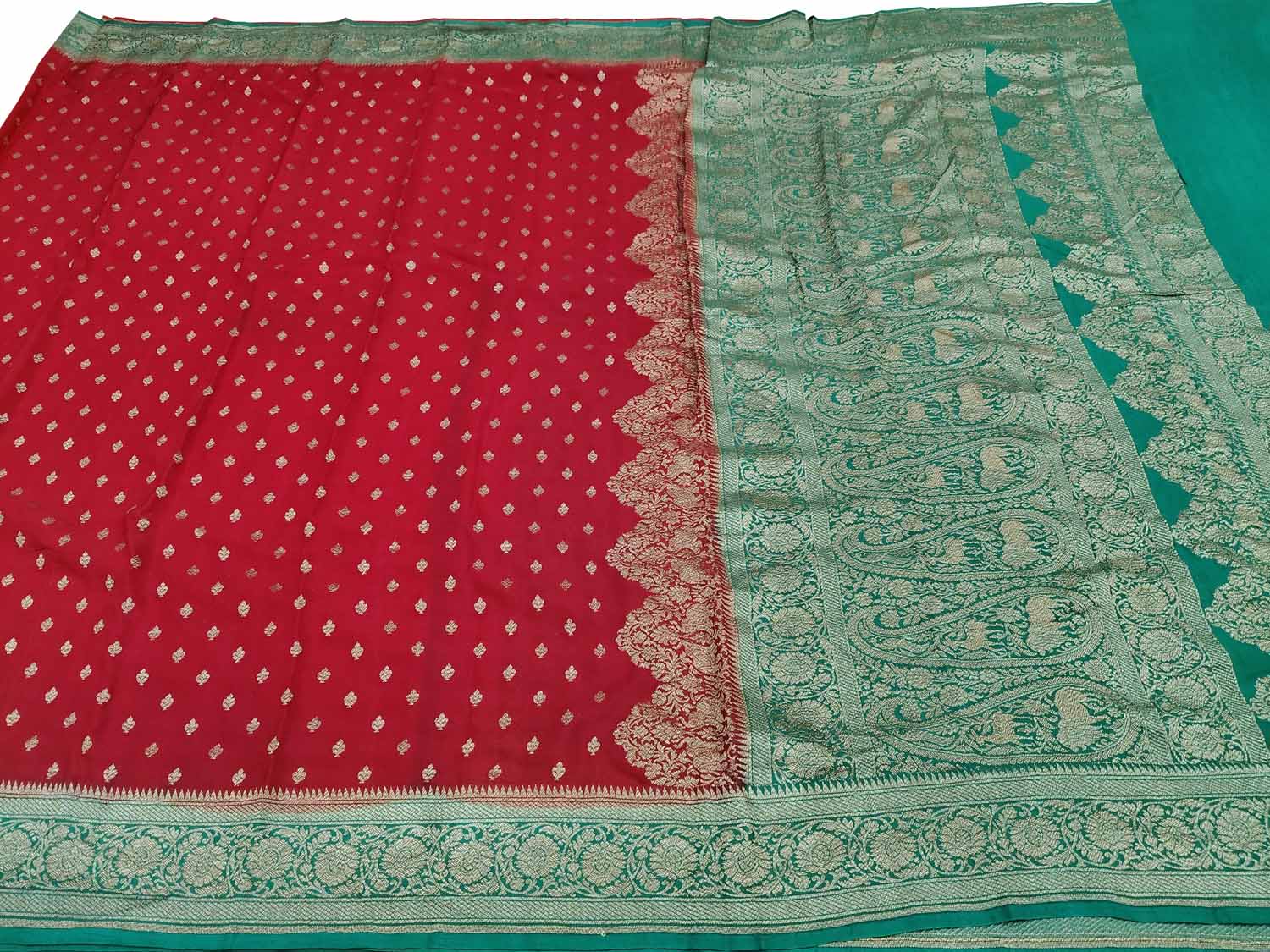 Exquisite Red Banarasi Crepe Silk Saree - Handloom Beauty - Luxurion World