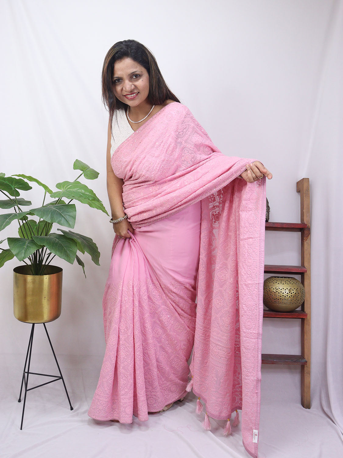IS1C3SC822022501 Pink Embroidered Chikankari Georgette Saree 2