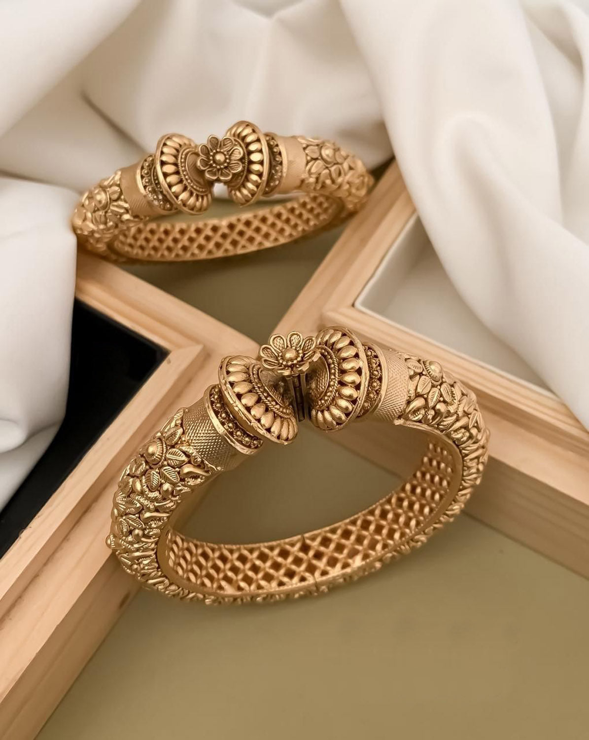 Kundan sale bangles gold