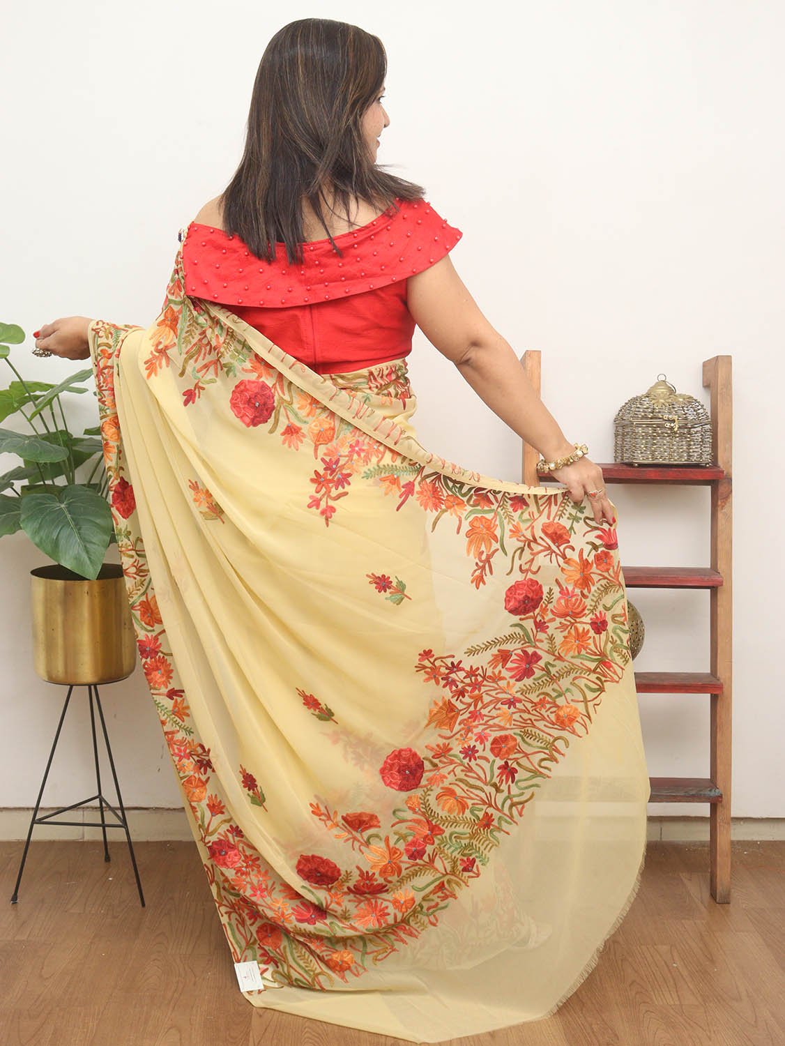 Kashmiri Aari Embroidery Georgette Saree in sold Cream with Floral Motifs | Shobitam Saree